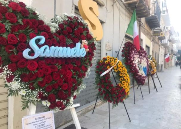 Tragedia Di Ravanusa Folla Commossa In Piazza Per Lultimo Saluto Alle