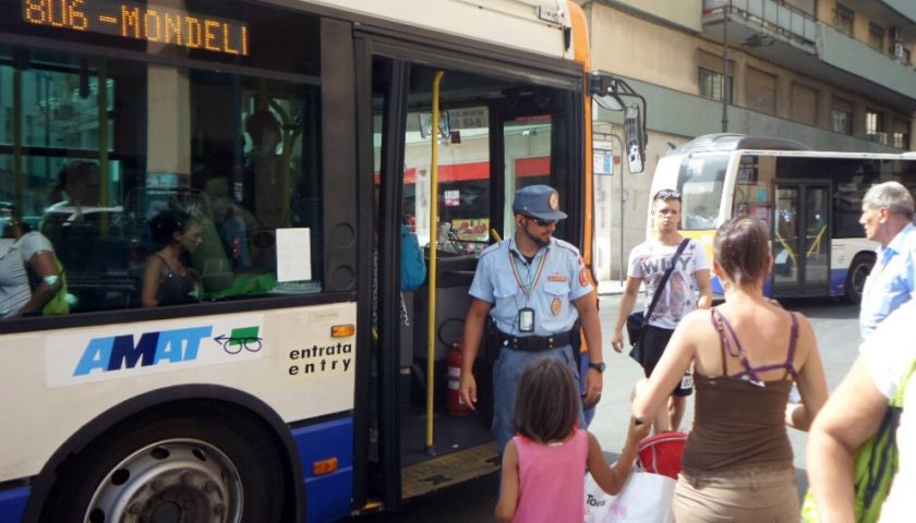 Palermo, da oggi vigilantes armati sugli autobus diretti a Mondello |LE FOTO