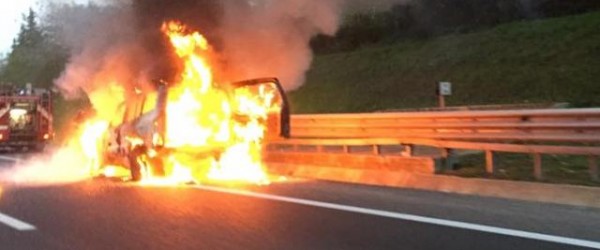 Palermo, drammatico incidente in autostrada a Capaci, due auto in fiamme