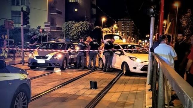 Inseguimento in via Notarbartolo, auto finisce tra le corsie del tram