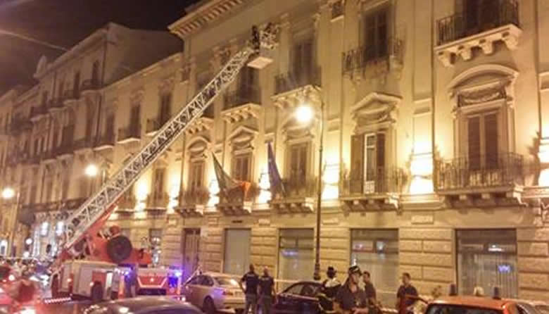 Palermo, paura in centro: Crolla un balcone in via Cavour | LE IMMAGINI