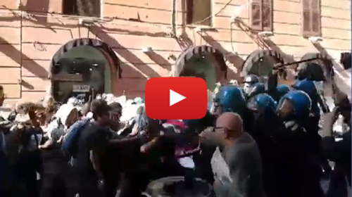 Renzi a Palermo, scontri fra polizia e manifestanti in via Ruggero Settimo – VIDEO