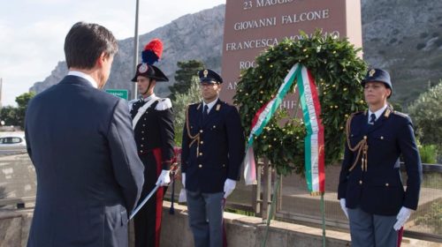 Il Premier Conte arriva a Palermo rende omaggio alla stele di Falcone – LE IMMAGINI