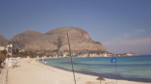 Splende il sole su una spiaggia di Mondello deserta: le immagini IN DIRETTA 📹 VIDEO