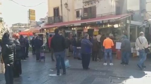 Numerosi i palermitani in fila per gli ultimi acquisti in vista della chiusura di domenica e lunedì 📹 VIDEO