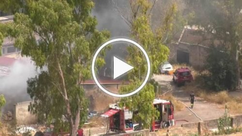 Incendio in un capannone all’Arenella, intervento dei vigili del fuoco – VIDEO