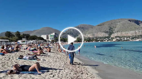 Tutti al mare a Mondello, bagni e tintarella fuori stagione ad Halloween. I turisti: “E’ uno spettacolo” – IL VIDEO