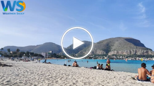 Palermo, fine ottobre al mare a Mondello: le immagini mozzafiato – IL VIDEO