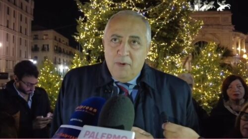 Si accendono le luci dell’albero al Politeama, Lagalla: “Sobrio e non spelacchiato” – VIDEO