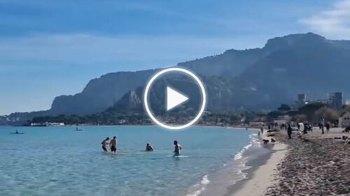 Sole e 20°C a Palermo, fine dicembre con un tuffo a Mondello: le spettacolari immagini – VIDEO