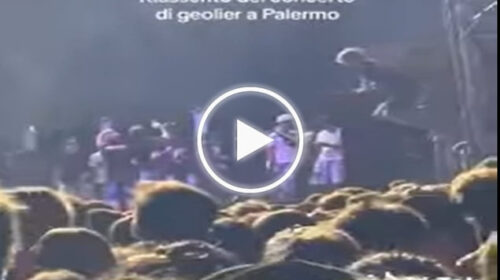 Palermo, sospeso il concerto di Geolier per invasione di palco e lancio di bottiglie: il rapper si scusa e va via – IL VIDEO