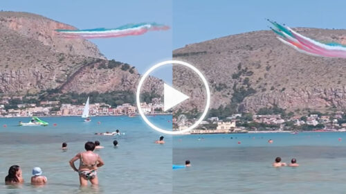 Tutti col naso all’insù a Mondello: le spettacolari immagini delle Frecce Tricolori a Palermo – IL VIDEO