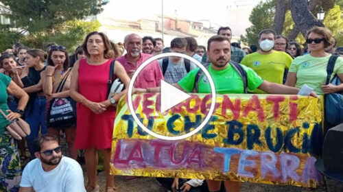 “Basta incendi in Sicilia”, la rabbia dei manifestanti sotto la Regione “Fermare i piromani” – IL VIDEO