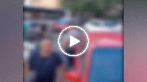 Auto in doppia fila blocca ambulanza e autobus, caos in via Rocco Jemma – VIDEO