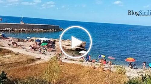 Dalle tende si passa ai gazebo, come festeggiano i palermitani in spiaggia – IL VIDEO