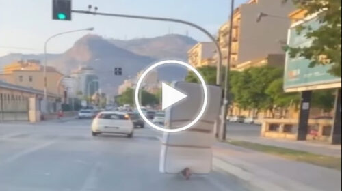 “Solo a Palermo”, materasso viene incredibilmente trasportato in monopattino: le immagini – VIDEO