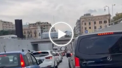 Caos agli imbarcaderi del porto di Palermo, ingressi mezzi pesanti paralizzano il traffico – VIDEO