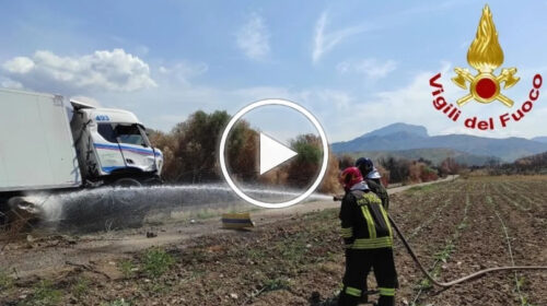 Tir alimentato a gpl si ribalta in autostrada Palermo Catania, caos e lunghe code – IL VIDEO