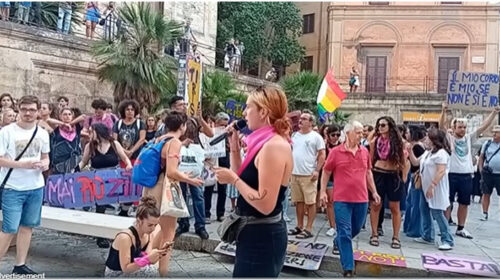 No alla violenza sulle donne, corteo di protesta del collettivo ‘Non una di meno’ – VIDEO