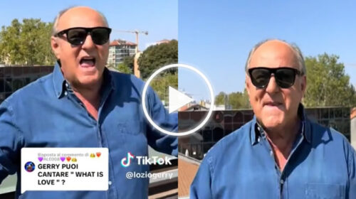 Gerry Scotti imita i palermitani Duracell e Franco Gioia, canta “Aghislov” con tanto di fischio – IL VIDEO