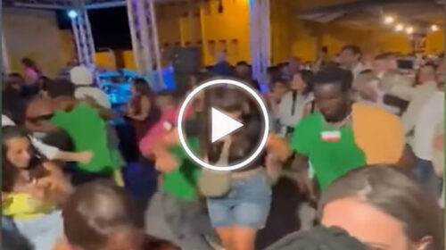 Lampedusa accoglie i migranti tra balli e musica: turisti e cittadini festeggiano insieme – IL VIDEO