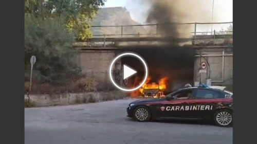 Auto va a fuoco in un sottopasso a Bagheria, marito e moglie si mettono in salvo – IL VIDEO