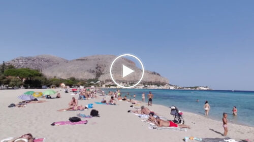 L’estate infinita in Sicilia, Palermo fa segnare +34°C: spiaggia di Mondello presa d’assalto | Le interviste – VIDEO