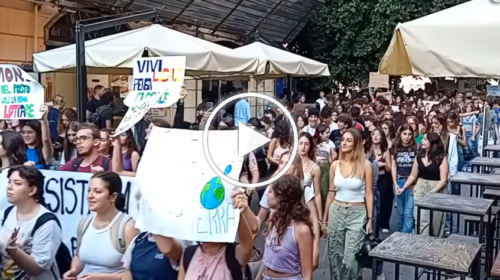 Studenti in piazza contro l’emergenza incendi: “Nostra rabbia brucia più dei roghi” – IL VIDEO