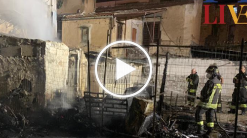 Incendio in via Monfenera, fiamme su un’intera palazzina: residente all’ospedale – IL VIDEO