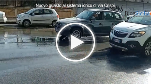 Scoppia ancora la tubatura dell’acqua in via Crispi, strada allagata e traffico in tilt – IL VIDEO