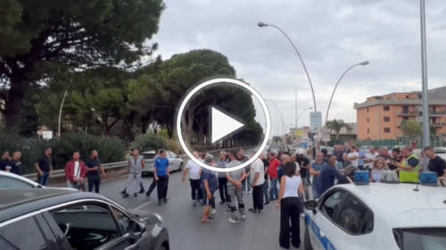 Senso unico in via Belmonte Chiavelli, residenti bloccano il traffico in viale Regione – IL VIDEO