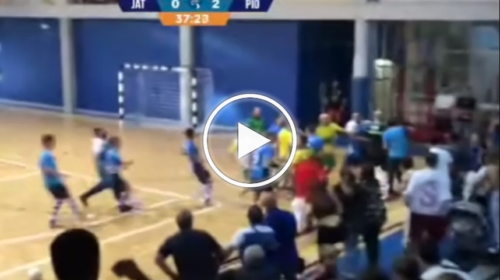 Campo di futsal trasformato in un ring, la partita tra Jato e Pioppo finisce con una mega rissa – VIDEO