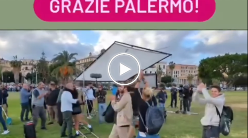 Applausi e abbracci per la fine delle riprese del film con Can Yaman e Francesca Chillemi: “Grazie Palermo” – IL VIDEO