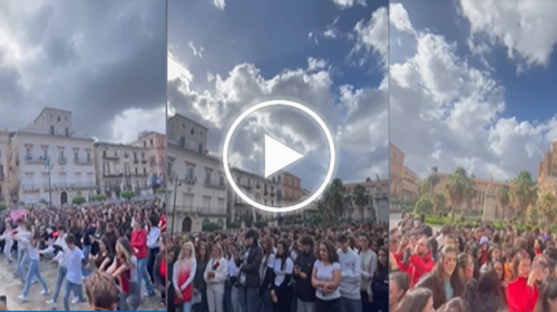 Palermo si tinge di rosso, flashmob e fiaccolate contro la violenza sulle donne – IL VIDEO