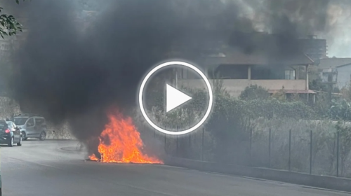 Auto in fiamme nella zona artigianale di Misilmeri, illeso l’automobilista – IL VIDEO