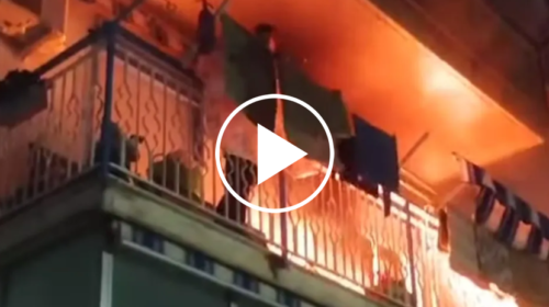 Incendiato balcone a Capaci dai botti di fine anno, poliziotti e vigile del fuoco spengono il rogo – IL VIDEO