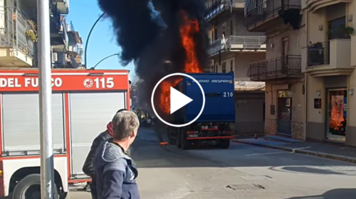 Paura a Misilmeri, tir in fiamme nei pressi di due scuole e un supermercato – IL VIDEO