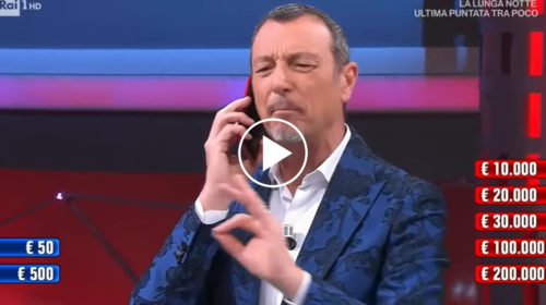 Amadeus ricorda Palermo in diretta su Rai 1: “Io quando ero piccolo andavo a Sferracavallo, si mangia un pesce che s’arricria” – IL VIDEO