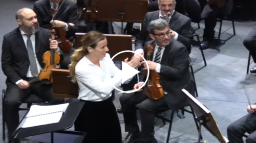 Beatrice Venezi torna a dirigere l’Orchestra Sinfonica, standing ovation al Politeama: “Ha dato una lezione di stile” – IL VIDEO