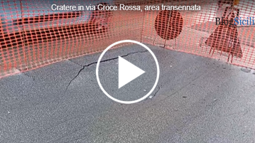 Sprofonda l’asfalto in viale Croce Rossa, transennata metà della sede stradale – IL VIDEO