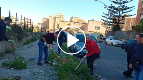 Allo Sperone diserbi attesi da un anno, residenti puliscono da soli – VIDEO