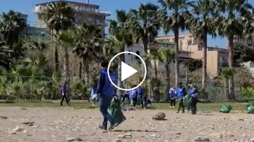 Palermo, a Romagnolo giovani volontari ripuliscono la spiaggia – IL VIDEO