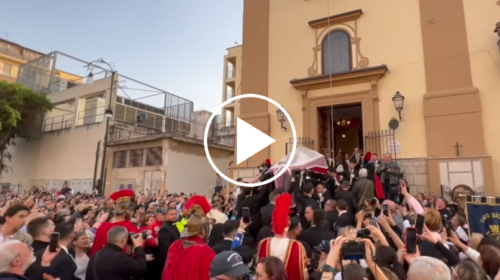 Lacrime d’emozione nel giorno della Passione, in migliaia alle processioni del Venerdì Santo – IL VIDEO