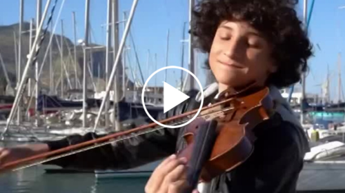 Dal Massimo alla Cala, Samuele Palumbo porta il suo violino in giro per Palermo – IL VIDEO