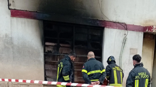 Incendio in via Quinta Casa, palazzina in fiamme: donna soccorsa dal 118