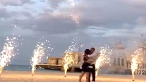 “Mi vuoi sposare?”: la “pirotecnica” proposta di matrimonio sulla spiaggia di Mondello – VIDEO