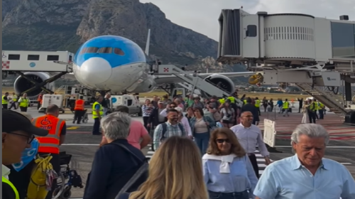 Volo inaugurale da New York a Palermo, l’arrivo del Boeing 787 e la discesa dei primi passeggeri – IL VIDEO