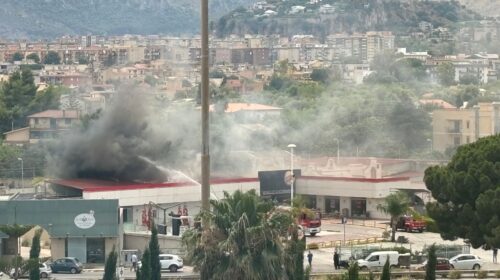 VIDEO – Palermo, Maxi incendio al Burger King, intossicata ragazza! Vigili del fuoco in azione