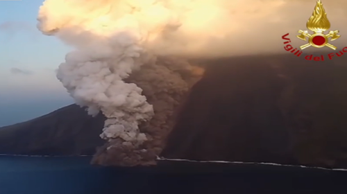 VIDEO: Pericolosi flussi piroclastici sul mare a Stromboli: le immagini dell’eruzione