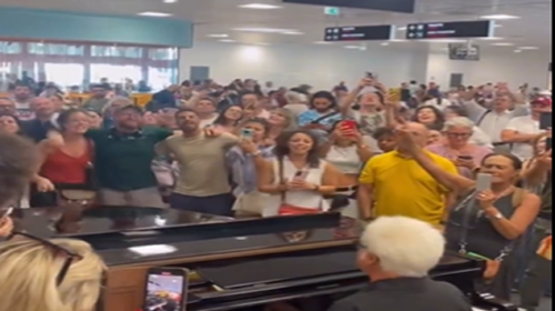 Caos aeroporti, l’attesa dei voli a Palermo si trasforma in una festa: Marcello Cirillo fa cantare tutti – IL VIDEO